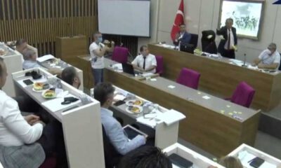 Tanju Özcan AKP’li meclis üyelerine çay fırlattı