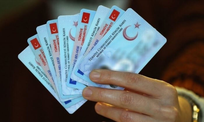 Yeni kimlik kartı olmayanlar bankada işlem yapamayacak