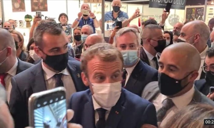 Fransa Cumhurbaşkanı Macron yumurtalı saldırıya uğradı