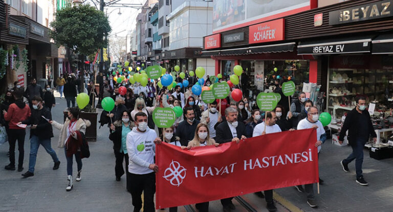 Bursa’da sağlıkçılar, ‘Hareket Berekettir’ sloganıyla yürüdü