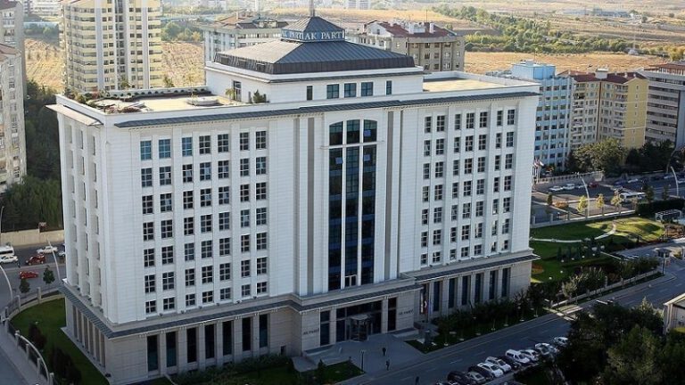 AKP’li belediye başkanları kampa giriyor
