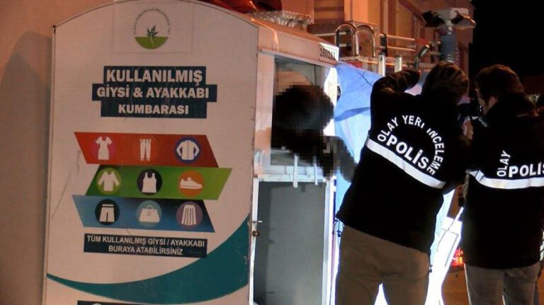 Bursa’da giysi kumbarasından eşya almaya çalışırken öldü