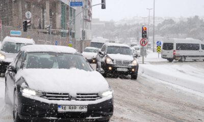 İstanbul’da araçlar yine karlı yollarda kaldı