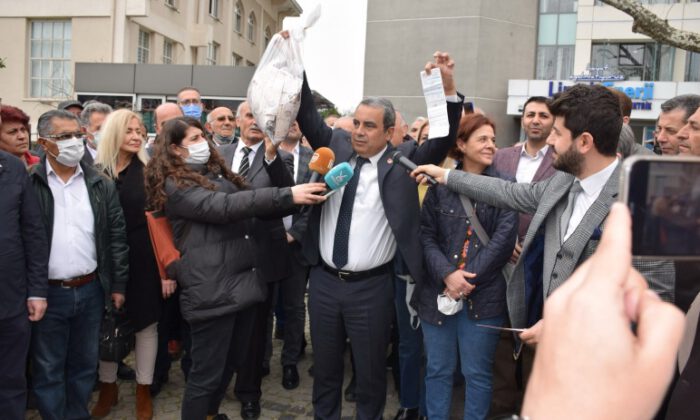 CHP Bursa İl Başkanı Karaca, elektrik faturasını bir çuval dolusu parayla ödedi