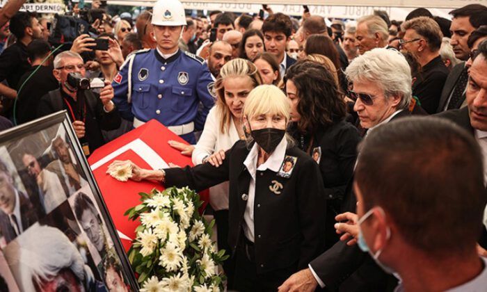 Cüneyt Arkın, son yolculuğuna uğurlandı