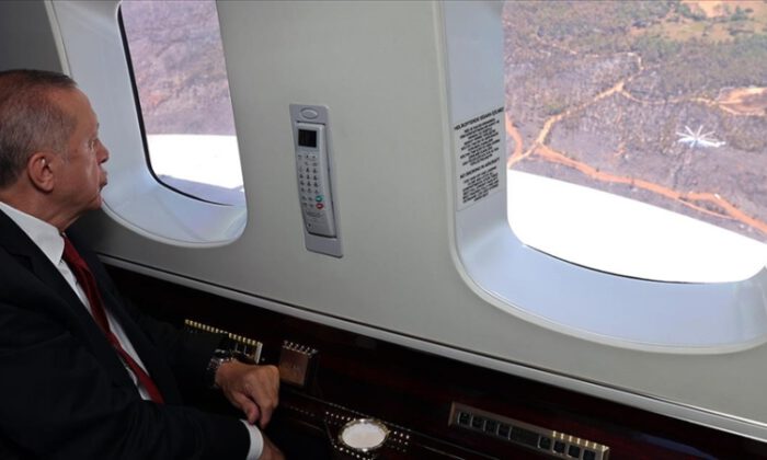 Erdoğan, Marmaris’teki yangını havadan inceledi