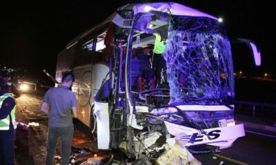 Yolcu otobüsü tıra arkadan çarptı: 1 ölü, 43 yaralı
