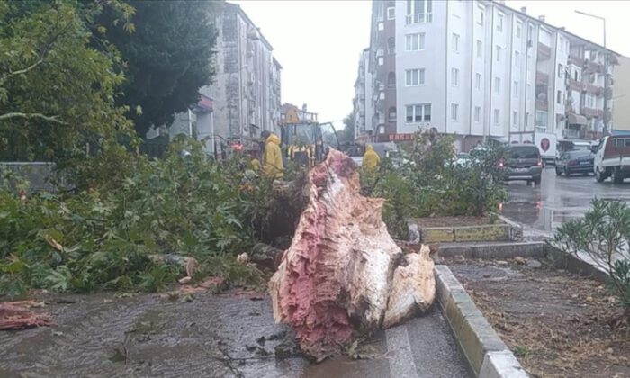 Bursa’da sağanak hayatı olumsuz etkiledi