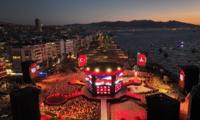 İzmir’in kurtuluşunun 100. yılında tarihi gece