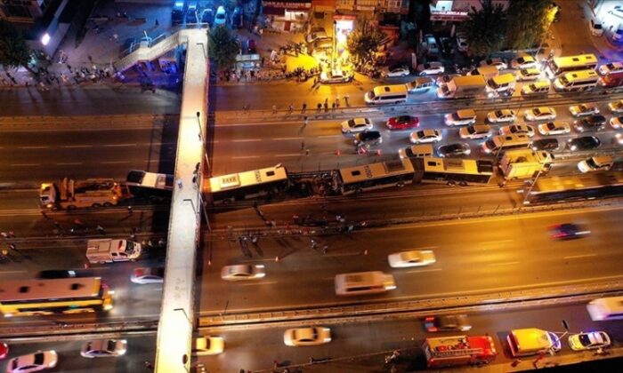 İstanbul Avcılar’da 4 metrobüs çarpıştı: 42 yaralı
