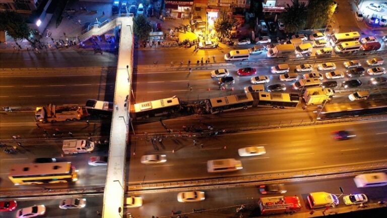 İstanbul Avcılar’da 4 metrobüs çarpıştı: 42 yaralı