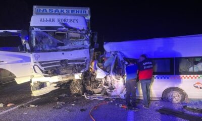 Sivas’ta kamyon ile minibüs çarpıştı: 7 kişi öldü