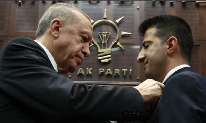 Erdoğan, Çelebi’ye AK Parti rozeti taktı