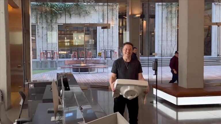 Elon Musk, Twitter merkezine elinde lavabo ile girdi