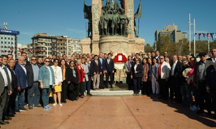 İYİ Parti, 81 il ve tüm ilçelerde Atatürk Anıtları’na çelenk bıraktı