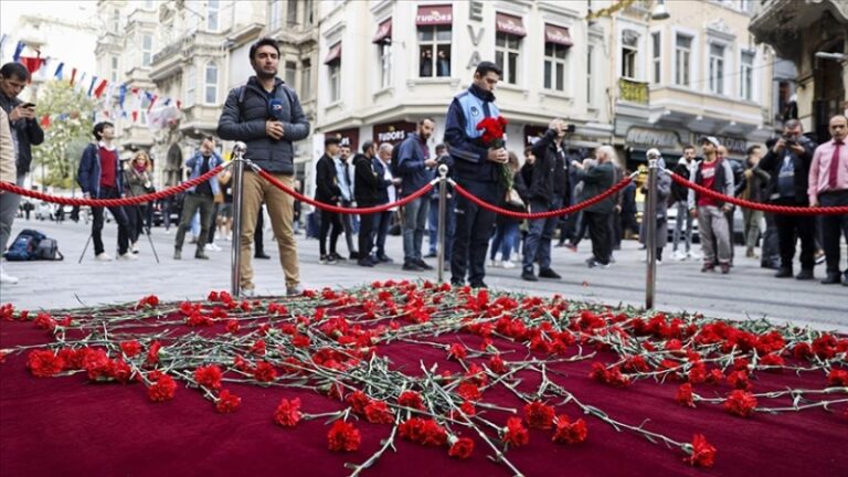 Beyoğlu’nda patlamanın yaşandığı yere karanfil bırakıldı