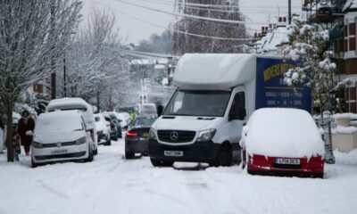 İngiltere’de yoğun kar yağışı hayatı felç etti