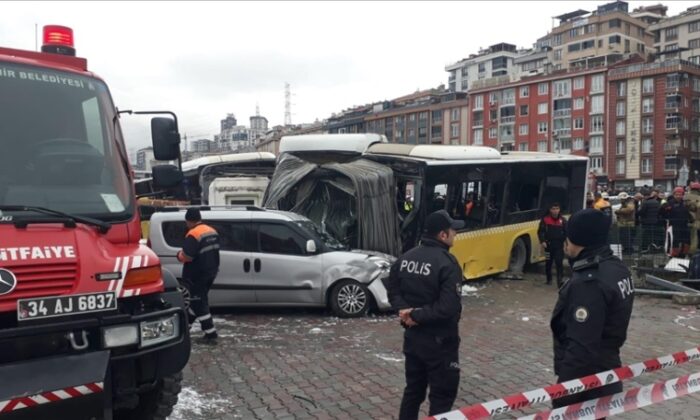 Tramvay ile İETT otobüsü çarpıştı: 33 yaralı