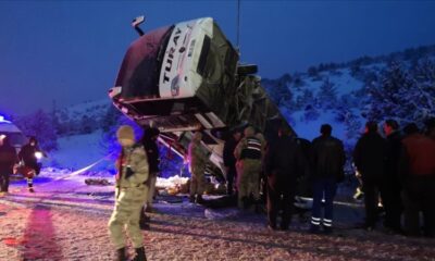 Erzincan’da yolcu otobüsü devrildi: 2 kişi öldü, 21 yaralı
