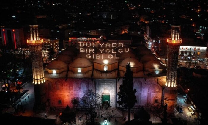 Bursa’daki Ulu Cami’nin mahyası ‘Dünyada bir yolcu gibi ol’ yapıldı