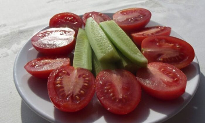 Canan Karatay uyardı: Domatesle salatalığı birlikte sakın yemeyin!