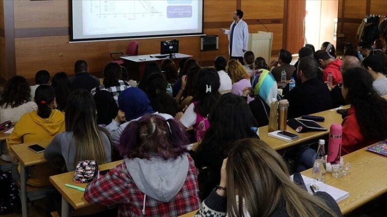 Üniversitelerde ‘hibrit eğitim’ yarın başlıyor