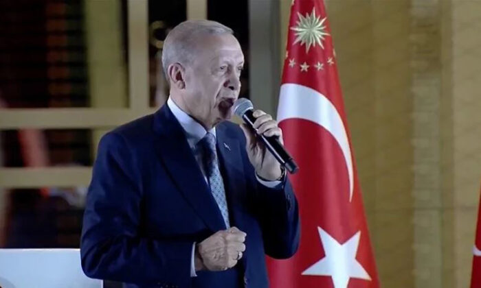 Cumhurbaşkanı Erdoğan bu kez sarayın balkonundan konuştu: Kazanan Türkiye’dedir