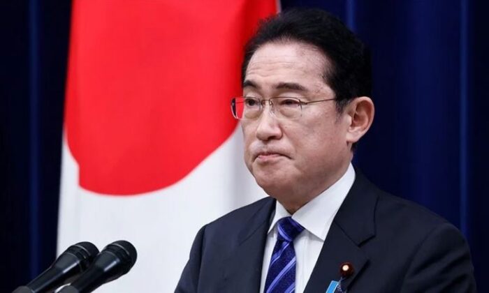 Japonya’da babasının resmi konutunda parti veren Kişida kovulacak