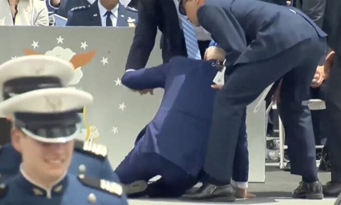 ABD Başkanı Biden, sahnede yere düştü