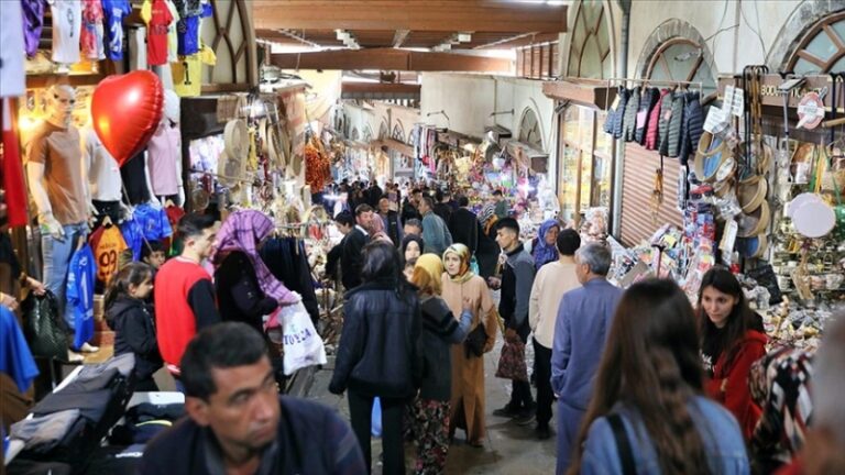 Esnaf, bayram alışverişlerinden yaklaşık 100 milyar lira gelir bekliyor