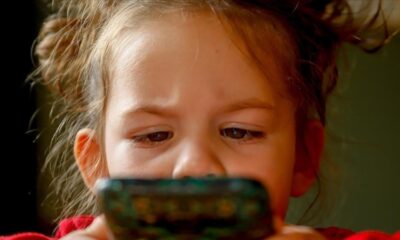 ‘Cep telefonları çocuklarda miyop riskini artırıyor’ uyarısı