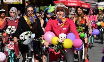 ‘Süslü Kadınlar Bisiklet Turu’nda renkli görüntüler