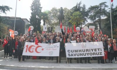 Bursa’da avukatlar Cumhuriyet için yürüdü