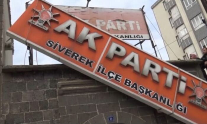 Siverek’te 20 yıllık AK Parti tabelası indirildi