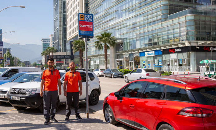 Büyükşehir, ‘ücretsiz otopark’ alanlarında görev başında