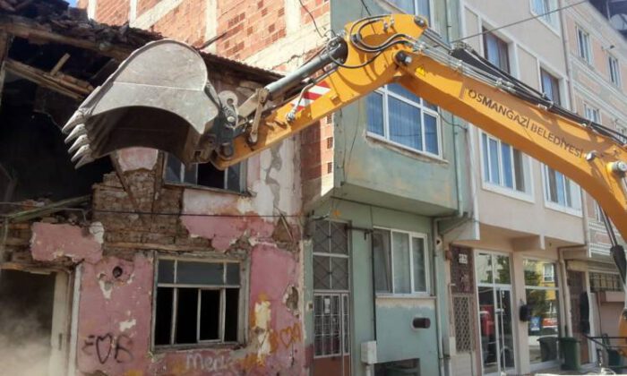 Bursa Osmangazi’de metruk yıkımlar sürüyor