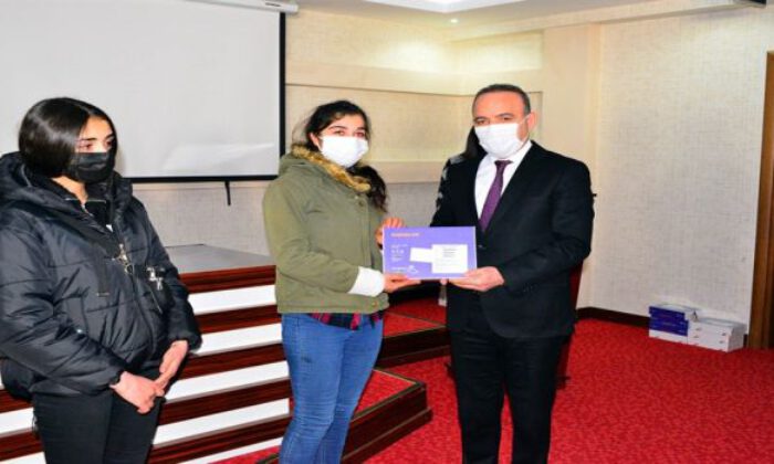 Ardahan’da öğrencilere tablet dağıtıldı